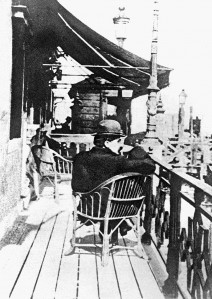 Prusts 1909. gadā Venēcijā (Foto no grāmatas Tadié, Jean-Yves, Marcel Proust: a Life.) “Un es tai pašā mirklī to pazinu: tā bija Venēcija; es nekad nebiju spējis tai pietuvoties, mēģinot to aprakstīt, un ne vairāk mani tuvināja tai visi tie “uzņēmumi”, kas glabājās atmiņā, – bet sajūta, sperot kāju uz divām nelīdzenajām plāksnēm Sanmarko baptistērijā, man to atgrieza kopā ar visu pārējo, kas šodien bija sablīvējies vienā sajūtā. Bet kāpēc, kad es atkal radīju atmiņā Kombrē vai Venēcijas tēlu, kāpēc mani pārpildīja prieks, un tā bez kādiem paskaidrojumiem pietika, lai nāve man kļūtu vienaldzīga?” “Atgūtais laiks”