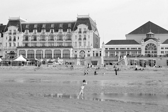 Kabūras Grand Hôtel ar kazino blakus. 1907. gadā, kad viesnīcu atvēra, kāds reportieris nosauca to par “īstu arābu nakšu pili”. Hotelī par 300 eiro var apmesties istabā, kurā kādreiz dzīvoja Marsels Prusts (Foto - Uldis Tīrons)