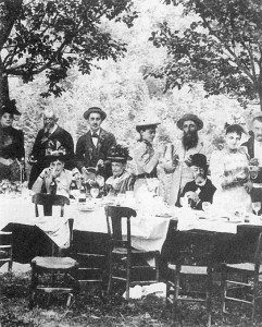 Prusts draugu kompānijā (Foto no grāmatas Tadié, Jean-Yves, Marcel Proust: a Life.)