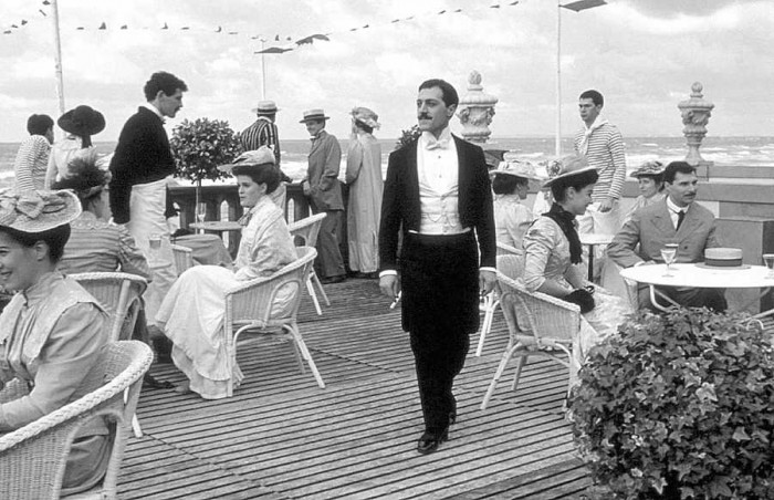 Kadrs no Raula Ruiza filmas “Atgūtais laiks” (1999). Marsela Prusta lomā Marčello Mazarella (Foto: Imageforum/LETA)