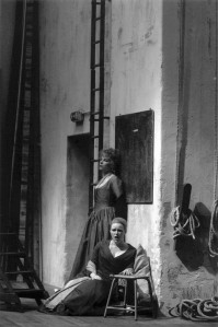 Elīna Garanča (Dorabella) kopā ar Erinu Volu (Fjordilidži) V.A. Mocerta operā Cosi fan tutte (Foto - RDS Ribas. Festival d'Aix-en-Provence et l'Opera national de Paris)