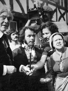 Filmas Kaspars Hauzers uzņemšanas grupa: (no kreisās) aktieris Valters Landegasts, operators Jergs Šmits Reitveins, Bruno S. kā Kaspars Hauzers, režisors Verners Hercogs un aktrise Brigite Mira (Foto no filmas reklāmas materiāliem)