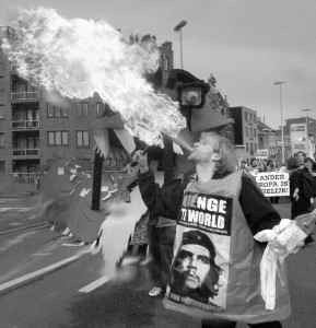 Ugunsrijējs piedalās antiglobālistu protesta gājienā Gentē, 2001 (Foto: Imageforum/LETA)
