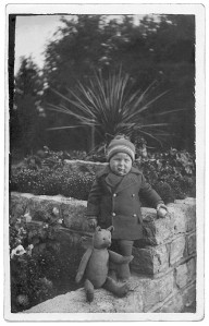 Fotogrāfijas otrā pusē Zigurda Elsberga māte ar zīmuli raksta: “Sigichen ist 1 Jahr und 6 Tage alt. Libau, 17/IX 33” (Foto no Elsbergu ģimenes arhīva)