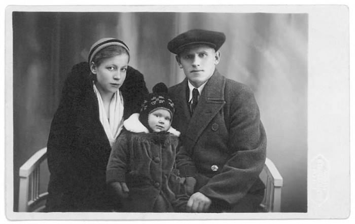 Vizma Belševica ar vecākiem Ievu un Jāni Rīgā, 1932 (Foto no Vizmas Belševicas personiskā arhīva)