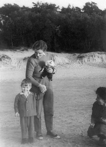 Vizma Belševica ar dēlu Klāvu 1961. gadā (Foto no Vizmas Belševicas personiskā arhīva)