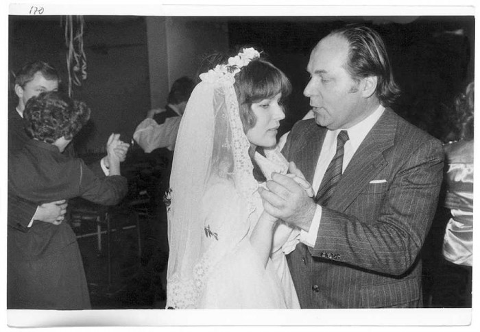 Zigurds Elsbergs dejo ar meitu Raitu viņas kāzās 1981. gadā (Foto no Zigurda Elsberga personiskā arhīva)