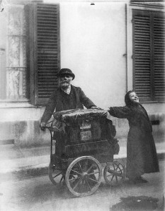 Parīzes ielu muzikanti 1899. gadā  (Foto - Eugene Atget)