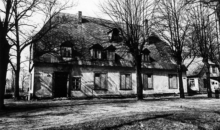 Vectēva Konstantīna mājas Zeļengaja “…pie tam tā nav galvenā fasāde, bet vienas no sānu durvīm, pa kurām parasti izvadīja aizgājējus, lūk, tur bija verandas logu vitrāžas, elektrības mājā nebija…” (Foto no personiskā arhīva)