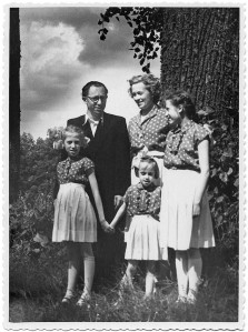 Velga (no kreisās) ar vecākiem un māsāsm 1954. gadā (Foto no RTMM krājuma)