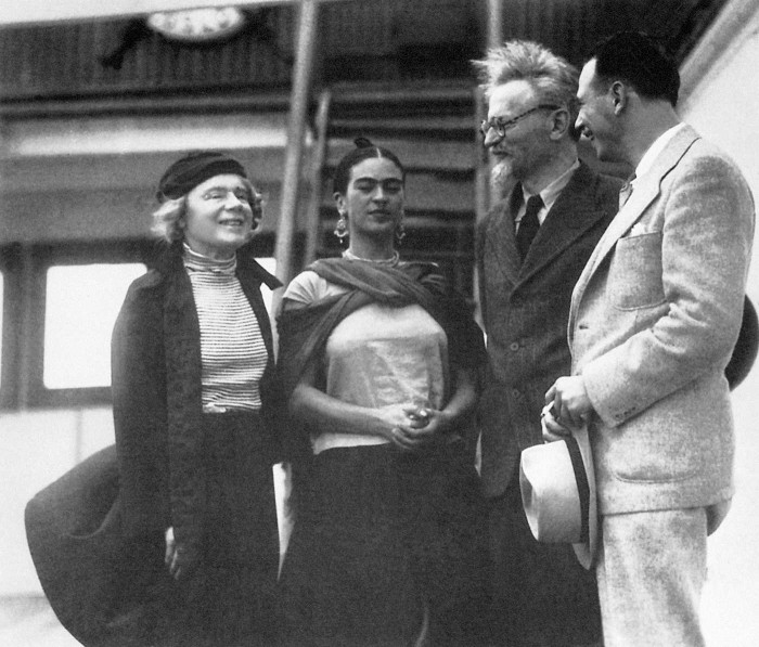 Frīda Kālo sagaida Ļevu Trocki un viņa sievu Meksikā, 1937. gadā (Foto no UPI/Bettmann arhīva)