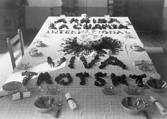 Frīdas Kālo izgreznotais galds Zilajā mājā sakarā ar Ļeva Trocka ierašanos Meksikā 1937. gadā (Foto no Giljermo Monro personiskā arhīva)