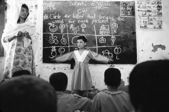 Angļu valodas stunda lauku bērnu apmācības sociālajā programmā Karimabādā, Pakistānā (Foto: Corbis)