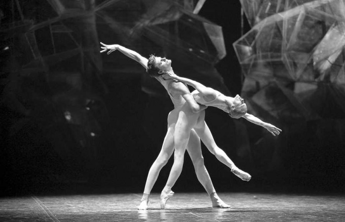 Aleksejs Avečkins un Novosibirskas Operas un baleta teātra prīma Jeļena Maračenkova Allas Sigalovas izrādē Fejas skūpsts (Foto - Jevgeņijs Ivanovs)