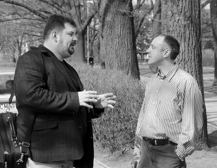 Tobijs Mērkots sarunā ar Latvijas Universitātes profesoru un ģenētikas kompānijas Genera Ltd direktoru Juri Šteinbergu (Foto - Kaspars Goba)