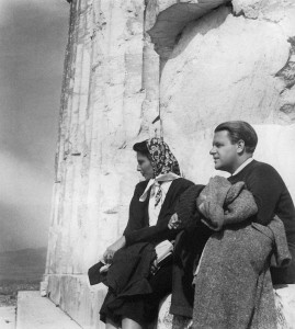 Lorenss un Iveta pie Partenona Atēnās, 1949