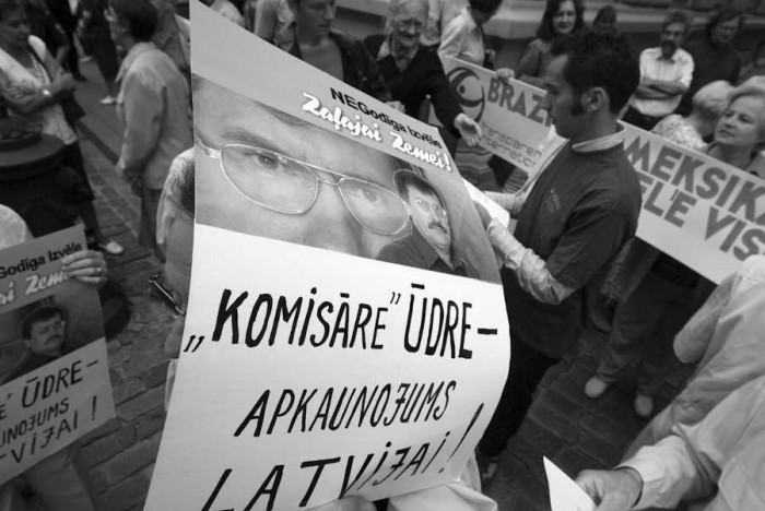 Sabiedrības par atklatību Delna, Eiropas kustības Latvija un kluba Māja. Jaunatne vienotai Eiropai rīkota akcija pie Saeimas ēkas, prasot atsaukt Saeimas priekšsēdētāju Ingrīdu Ūdri, 2004. gada augustā. (Foto - Raitis Puriņš, Diena)