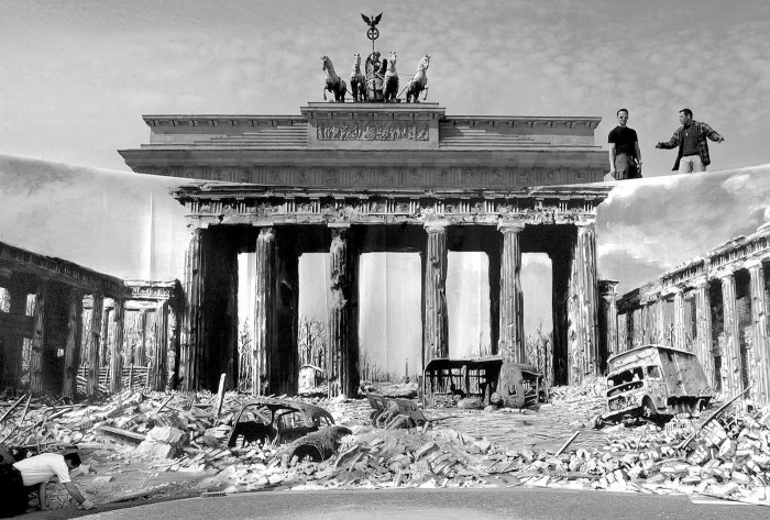 1945. gada pavasarī uzņemtais sagrautās Berlīnes fotoattēls pie Brandenburgas vārtiem 2005. gada pavasarī (Foto: EPA/A.F.I.)