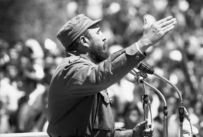 Fidels uzrunā čīliešus pie Antofagasto viesnīcas, 60. gadi (Foto: Corbis)
