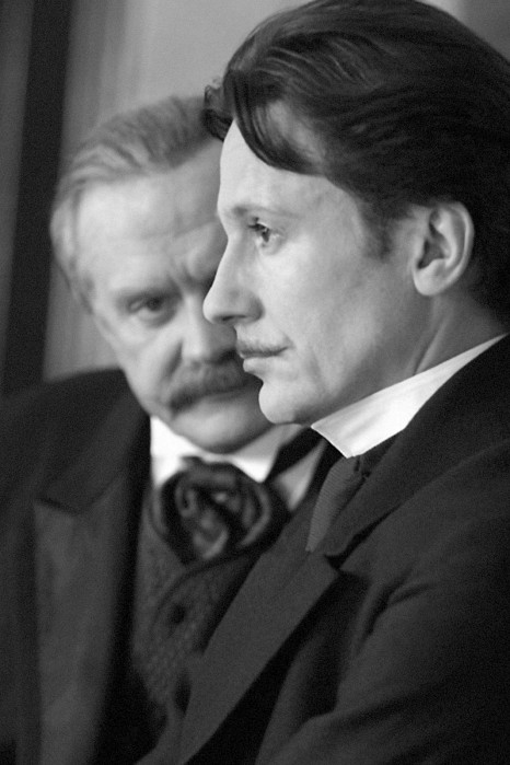 Oļegs Meņšikovs un Ņikita Muhalkovs Filipa Jankovska filmā Valsts padomnieks (Foto no filmas reklāmas materiāliem)