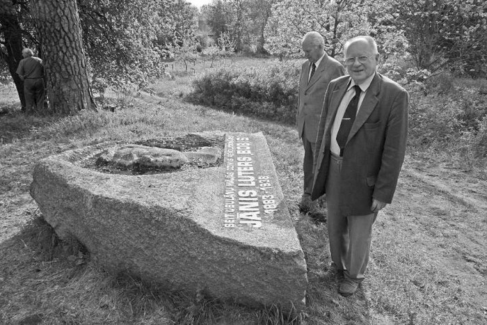 Piemiņas akmens Jānim Luteram (Bobim) netālu no Viesītes – izgatavots 1990. gadā, atklāts 2005. gada jūnijā. No labās – akadēmiķi Jānis Stradiņš un Tālis Millers (Foto - Arnis Blumbergs, Latvijas Vēstnesis)