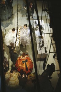 Mirklis no Džuzepes Verdi operas Traviata, fotografēts no LNO šņorbēniņiem 2005. gada 6. janvārī. Dzīru ainas lielie gaismekļi, kas no zāles izskatās apjomīgi, patiesībā ir plakani. Savā ziņā tas lieliski sasaucas ar jauno Šūmahera filmu. (Foto - Andris Tone)