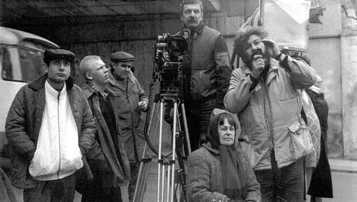 Astēniskā sindroma (1989) filmēšanas grupa.  Pa kreisi – scenārists Aleksandrs Černihs,  pie kameras Vladimirs Panovs, apakšā – Kira Muratova (Foto - Vladimirs Korostiļovs)