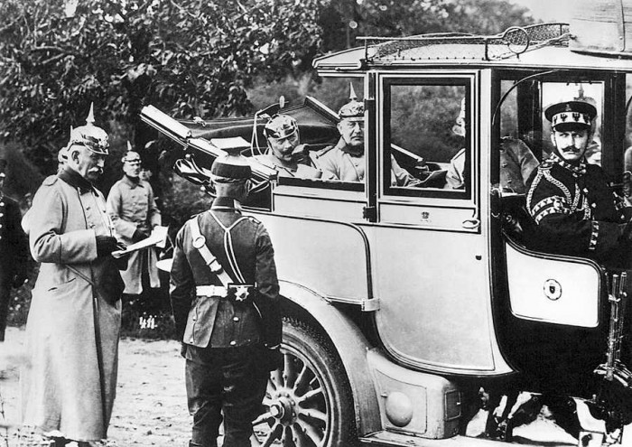 Vācijas ķeizars Vilhelms kopā ar armijas virspavēlnieku fon Moltki manevros 1912. gadā (Foto: Edimedi, Parīze)