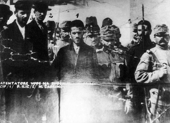 Trīs serbu sazvērnieki, attēla centrā – atentāta īstenotājs Gavrila Princips (Foto: Hulton Getty)