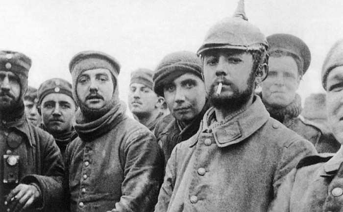 Britu un vācu karavīri Ziemassvētku pamiera laikā 1914. gadā (Foto: Imperial World Museum, Londona)