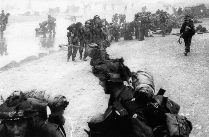 6. jūnijs, 8.45. Britu kājnieki sasnieguši “Zobena pludmali”. (Foto: Imperial War Museum. London)
