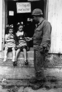 “Paldies jums, amerikāņi.” Franču bērni iepazīstas ar kožļājamo gumiju. (Foto no Žana Bernāra Moro grāmatas