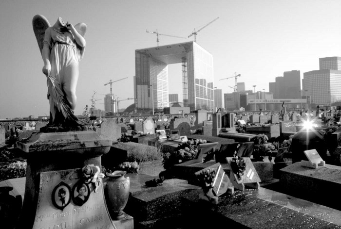 Kapsēta “La Défense” rajonā, Parīze (Foto: Corbis/Scanpix)