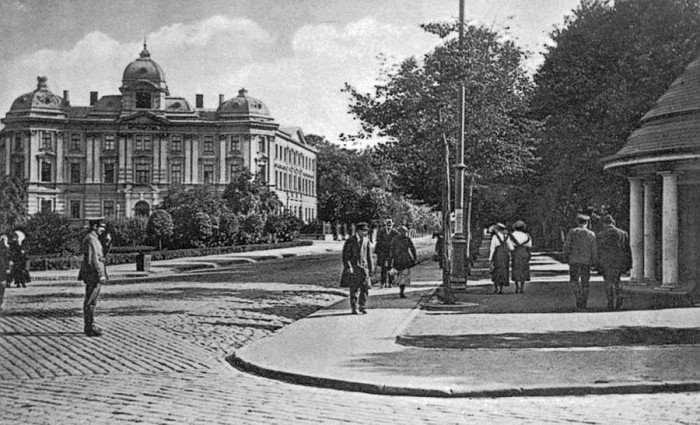 Kiosks Tērbatas ielas stūrī, kur informācija saņēma “neķītrumu cienītāji”, Rīga, 20. gadi (Foto no Latvijas Valsts kinofotofonodokumentu arhīva)