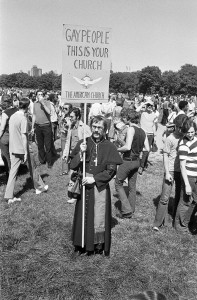 1970. gada 28. jūnijs, pirmā “geju praida” parāde Manhetenā. Garīdznieks tur plakātu “Geju ļaudis, šī ir jūsu baznīca”.  (Foto: Corbis)
