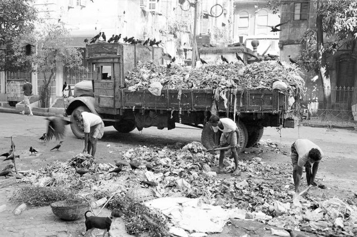Atkritumu savācēji uz Kalkutas ielas, 2005. (Foto - Jānis Apinis)