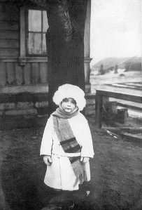 Mazais Kross pie ielas fotogrāfa, gaidot, kad izlidos putniņš, 1922 (Foto no personiskā arhīva)