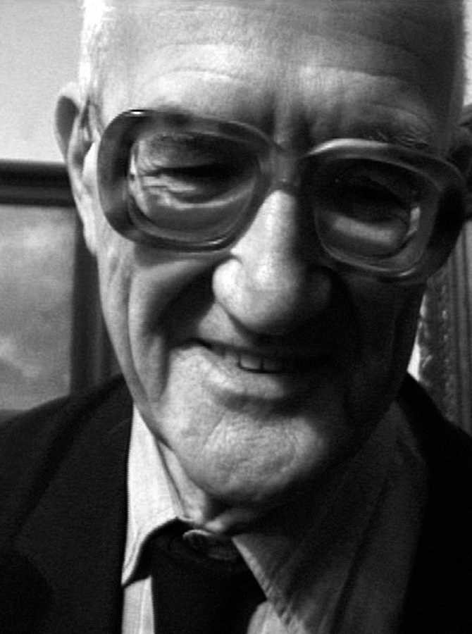 Man ir divas devīzes, lentītes priekšpusē – “Non ignara mali, miseris succurrere disco”4, aizmugurē – “Paņem visu un liec man mieru.” (Foto no filmas