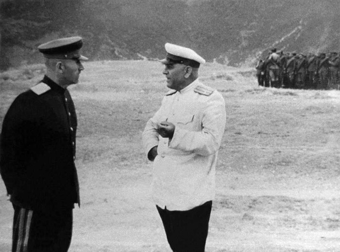 Meraba tēvs – politiskais komisārs Konstantīns Mamardašvili (no labās), 30. gadi (Foto no Izas Mamardašvili personiskā arhīva)