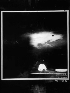 Sēnes veida mākonis, kas radās pēc pasaulē pirmā atombumas sprādziena Ņūmeksikā 1945. gada 16. jūlijā (Foto: Corbis)