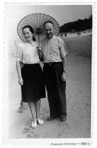 Antoņina Masiļūne ar vīru Rīgas Jūrmalā, 1954. gadā (Foto no personiskā arhīva)