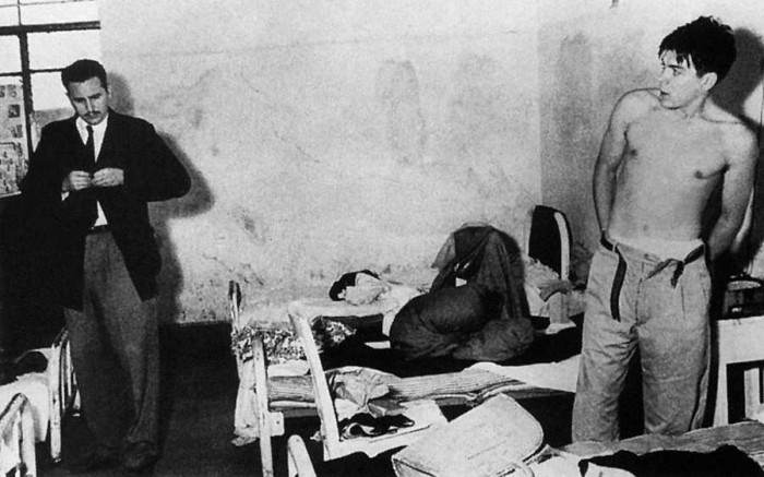 Pirmais fotoattēls, kurā Če Gevara redzams kopā ar Fidelu Kastro (vēl bez bārdas), uzņemts Meksikas cietumā 1956. gadā.  (Foto: Cuban Council of State Office of Historial Affairs)