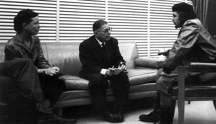 Sartrs un Simona de Bovuāra Če darba kabinetā 1960. gada martā. Tāpat kā citas tikšanās ar ārzemju žurnālistiem un intelektuāļiem, arī šo tikšanos Če bija nolicis stipri pēc pusnakts. (Foto - Alberto Corda)