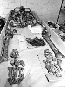 Ekshumētās Če mirstīgās atliekas 1997. gada 8. jūlijā (Foto: Corbis)