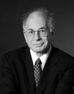 Nobela prēmijas laureāts ekonomikā, Stenfordas psihologs Daniels Kānemans: “Cilvēki, šķiet, labprātāk uzņemas risku, lai novērstu dzīvības “zaudēšanu”, nevis, lai dzīvību “glābtu””. (Foto: www.princeton.edu)