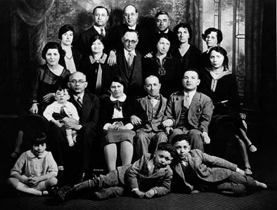 Golda Meira (3. rindā 3. no labās) piedalās kāda puiša pavadīšanā uz Palestīnu. Milvoki, ASV, 1932 (Foto: Wisconsin Historical Society)