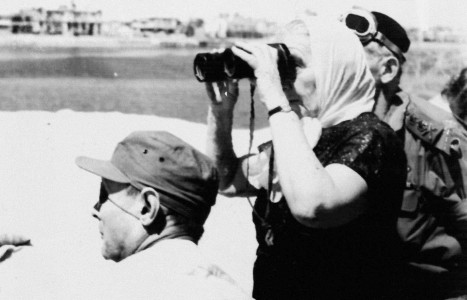 Golda Meira un Izraēlas aizsardzības ministrs Moše Daians vēro ēģiptiešu pozīcijas. Suecas kanāls, 1970. gada 9. septembrī (Foto: Corbis)