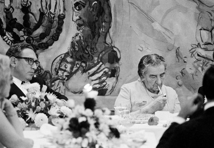 Ar ASV valsts sekretāru Henriju Kisindžeru, kas pārstāvēja ASV sarunās par teritotiju sadali pēc Jom Kipur kara. Jeruzālemē 1974. gada 16. jūnijā (Foto: Corbis)