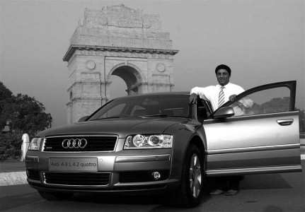 Audi Asia Pacific Indijas menedžeris ar 150 000 dolāruvērto Audi A8 pie Indijas vārtiem Ņūdeli