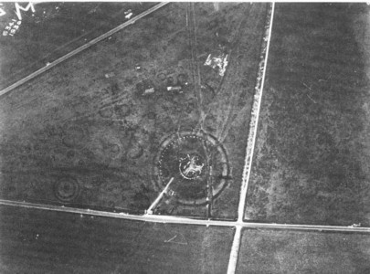 Stounhendžas akmeņu konstrukcija, ko leitnants Šārps 1906. gadā nofotografēja no militārā gaisa balona